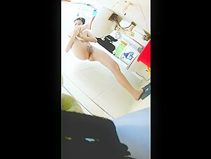 偷窥漂亮美眉洗香香 身材不错 大长腿 大奶子 逼毛浓密