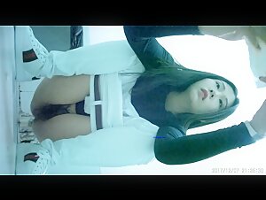 商场女厕全景偷拍女神级别美女逼毛浓密