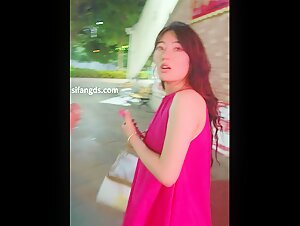 厕拍大神KR步行街公厕偷拍 高颜值红裙美女尿尿出来还故意搭讪问她要微信实在太屌丝了