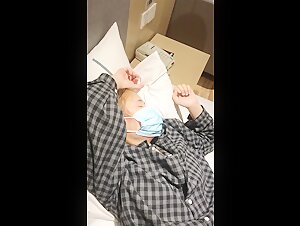 猥琐肥猪哥下药迷翻美女同事带回酒店各种道具玩弄大肥鲍啪啪