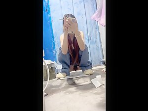 全景厕拍全景偷拍大排档喝酒妹子上厕所