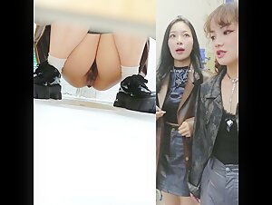 6月最新流出 顶级厕拍新系列 前拍高颜值女神尿尿高清特写开着闪光灯补光(7)