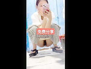 七月女厕偷拍最新 大排档全景偷拍几个妹子尿尿红裙妹肚子不舒服全程板着脸被闺蜜 黄段子逗乐了