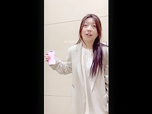 《拍B问路》让人怜利的颜值美女不知道自己的蜜穴被拍 还被小伙逗乐了