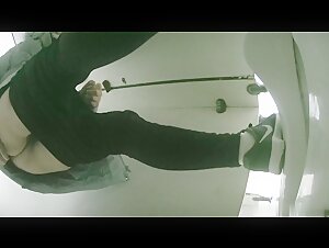 食品厂女厕全景偷拍 几个美女员工的肥美大鲍鱼