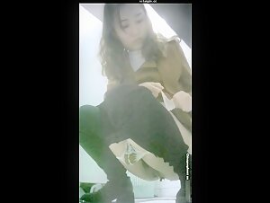 全景厕拍 单位女神级美女憋不住粑粑拉裤子 用嘴咬破内裤用力扯破把内裤脱下来后又用脏内裤擦屁股