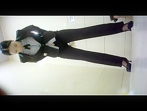 商场女厕全景偷拍制服女职员的微毛小黑鲍