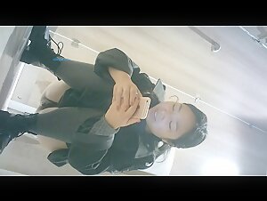 商场女厕全景偷拍长相一般黑鲍鱼