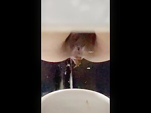 8月电报收费群最新流出 手持厕拍 服装商场二楼女厕前后视角偷拍几个美女尿尿