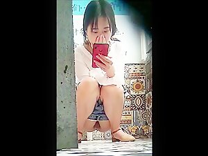 经典厕拍无水全本，美女如云夜场女厕正面脸逼同框，超多美眉入镜