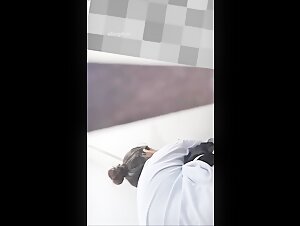 女厕偷拍怼B特写淡蓝色衣服的丸子头舞蹈生，只拍到了学妹嫩得出水的菊花