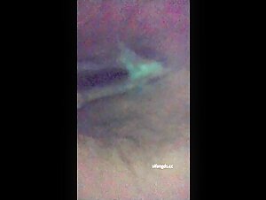 女厕偷拍怼B特写拍到穿红蓝色民族舞的舞蹈生嫩逼，大阴唇看着真的好长啊