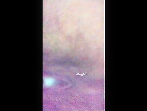 穿玫色衣服的舞蹈生女厕偷拍怼B特写拉屎，菊花上粘着黄色的排泄物，逼逼周围