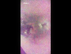 女厕偷拍怼B特写肥臀牛仔衣学妹，天太暗了，但还是能看清她的小黑逼