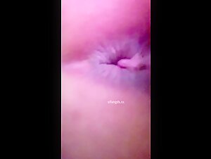 女厕所偷拍贴逼特写穿黑色小皮鞋的大三学姐尿尿，看着清纯实际上应该是个欲女