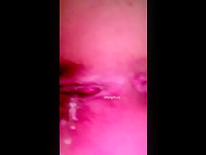 女厕所偷拍贴逼特写大四微胖的学姐尿尿，小逼逼有点发黑了，在大学几年没少被草