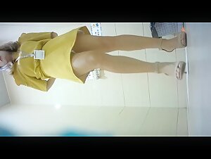 商场女厕偷拍黄裙高跟美女阴毛杂乱的肥鲍鱼