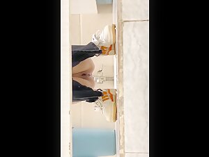 九月新流出 步行街某餐厅女厕偷拍几个美女尿尿和男友一块得美女不停抠逼