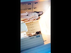 澡堂子偷拍闪亮三姐妹一起脱衣洗澡 丰腴雪白大屁股浓密穴毛