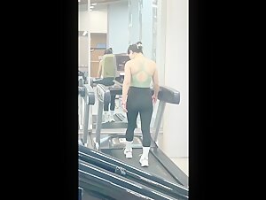 五月最新流出厕拍大神_冒充会员潜入健身房尾随几个颜值美女进厕所偷拍她们尿尿