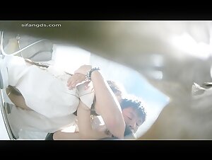 夜总会女厕所高清偷拍颜值美女嘘嘘猥琐男要和尿尿美女亲热KISS