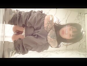 流出新厕拍系列高校附近KTV女厕偷拍不少纹身问题少女戴帽美眉穿着性感豹纹内裤