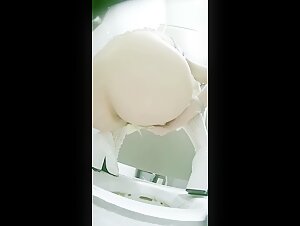 kk原创女厕偷拍 白丝小姐姐 身材好 逼也好看 一看就是水多逼紧的户型