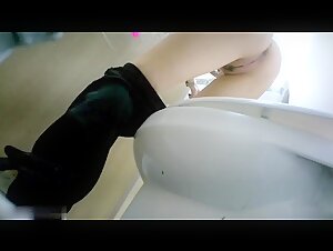 潜入舞蹈培训班女厕所刁钻角度偷拍 几位大长腿美女半蹲着尿肥美的鲍鱼就在眼前