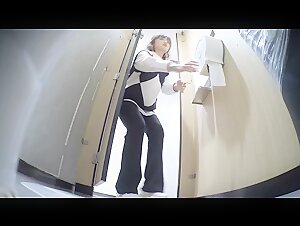 厕拍漂亮小姐姐终于拉出了憋了好久的粑粑 深深地喘着粗气“好舒服呀