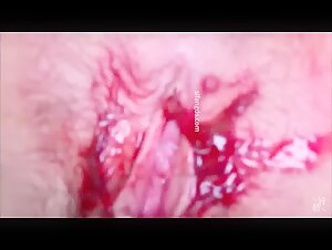 女厕所高清抄底偷拍 颜值学妹的嫩逼上面都是姨妈血仔细观察她逼里面的结构妹子还闻闻自己的脏手