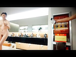 澡堂一路跟拍偷拍小姐姐清洗身体 镜子前化妆搓身体乳闺蜜浓密大黑B