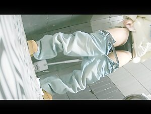 小吃店女厕拍全景偷拍3位小姐姐嘘嘘 蓝色围巾的那位B毛是相当的浓密性欲一定很强