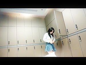 澡堂子偷拍闺蜜俩一前一后换衣准备洗澡 一个丰满犹存一个大长腿排骨妹