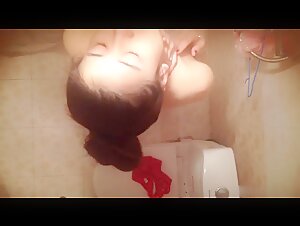 邪恶的房东浴室暗藏摄像头偷窥 白白嫩嫩的美女租客洗澡还站着尿尿