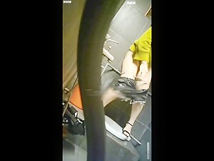 十月夜市摊简陋女厕全景偷拍4位极品少妇 还有一位竟然是白虎人美B嫩