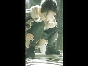 酒吧女厕所全景偷拍喝多了的美少妇 尿的又猛又急还不擦B