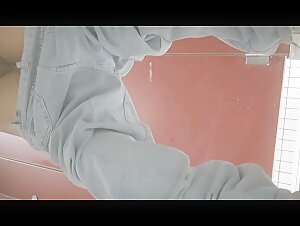 大神潜入餐厅女厕所全景偷拍牛仔裤小姐姐的多毛肥鲍鱼
