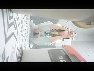 十一月最新厕拍写字楼女厕前后景偷拍白领姐姐尿尿牛仔裤靓妹屁股上面怎么有个印章