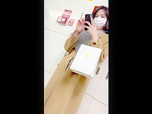 一路跟踪偷拍不穿内裤的小姐姐裙底 两腿夹的很紧拍她的B可真不容易