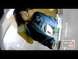 酒吧女厕偷拍小手电补光多位美女少妇 各种肥美的小黑鲍鱼