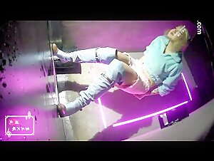 KTV女厕手电补光偷拍 几位美少妇的极品肥鲍鱼