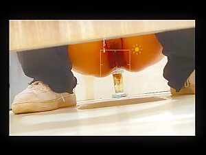 十二月最新厕拍 大神潜入写字楼女厕聚焦镜头自动补光偷拍几个白领姐姐嘘嘘