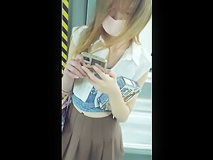 地铁站裙底偷拍 一路跟踪抄底JK裙美女 竟然没有穿内裤粉嫩的鲍鱼尽情的展示