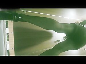 十二月 魔手厕拍酒吧女厕后拍（模特级黑丝）白裙娃娃脸靓妹逼洞真大