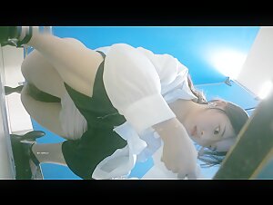 一月最新流出 女厕所拍艺校蓝门女厕偷拍气质优雅的手挎包美女