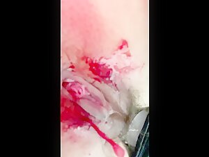 大神潜入食品厂女厕近距离贴B拍 几个美女员工的极品鲍鱼