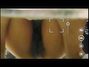 一月厕拍新流出精品 酒店大堂女厕对焦打光偷拍几个漂亮小姐姐尿尿